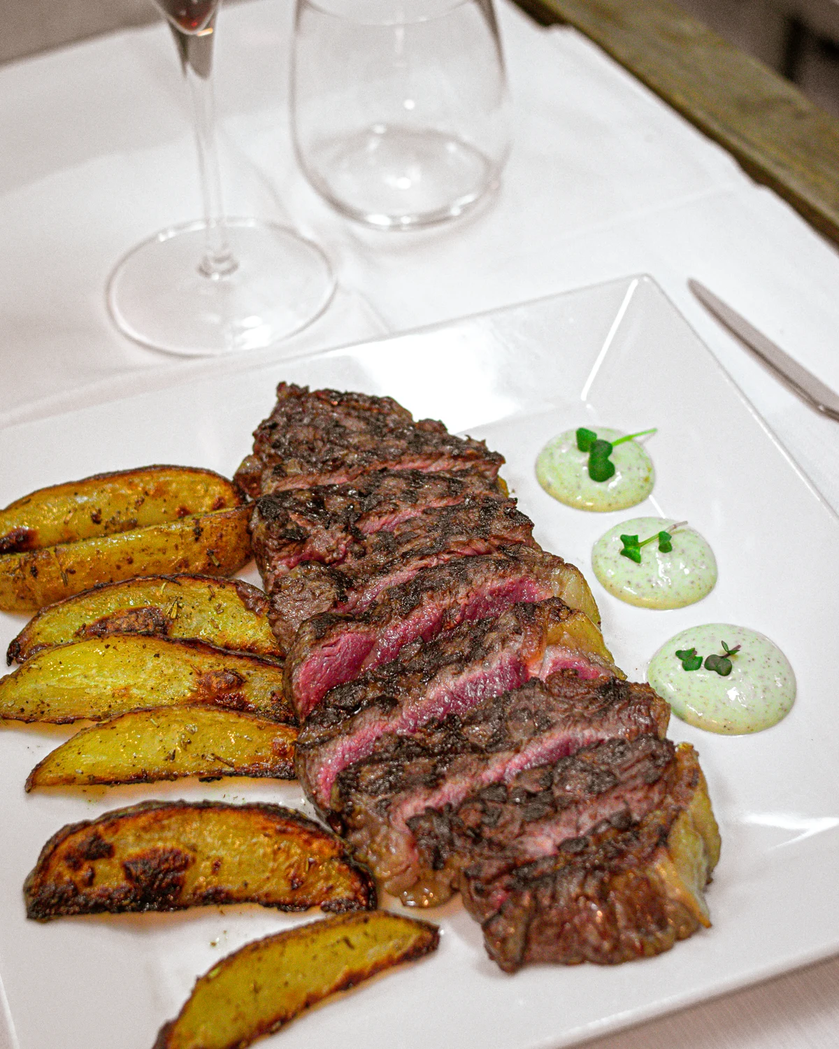Tagliata di Scottona Con Maionese al Pepe Verde
