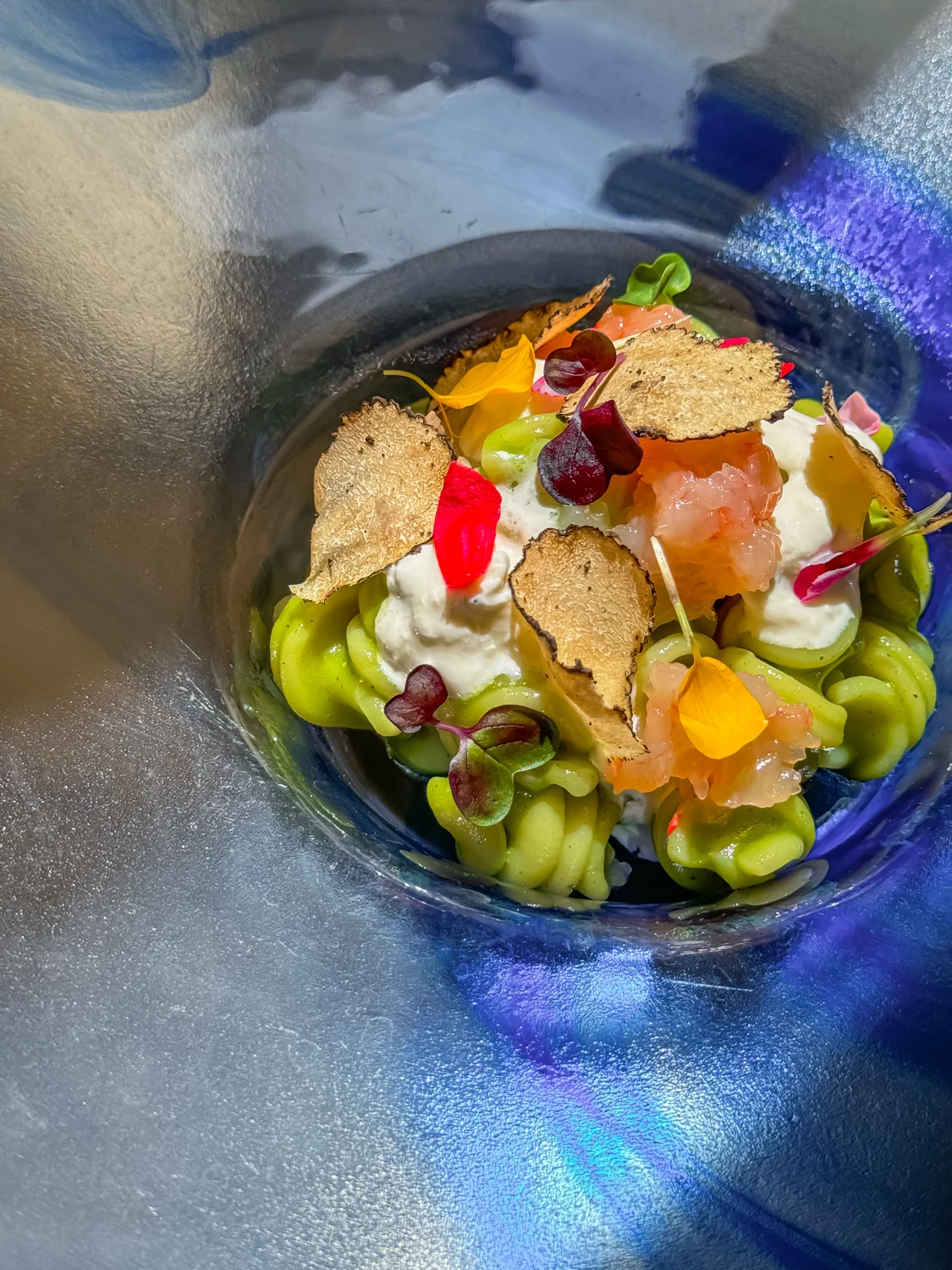 Riccioli con crema di basilico, stracciatella, gambero crudo e tartufo