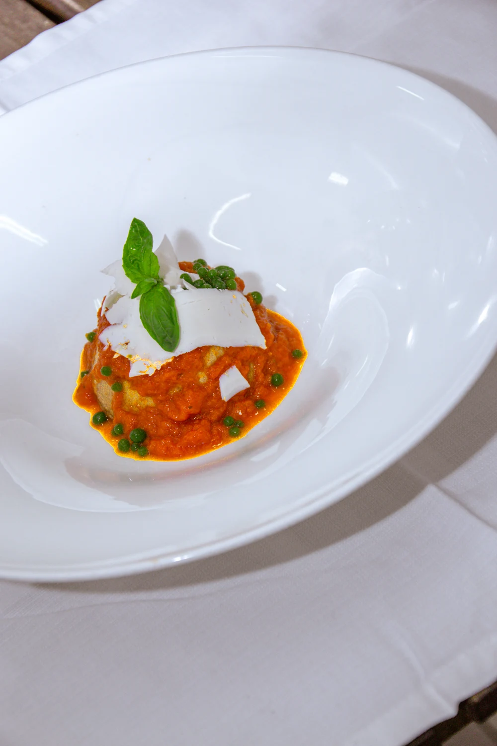 Flan di melanzane alla Norma con salsa datterino, basilico e lamelle di ricotta
