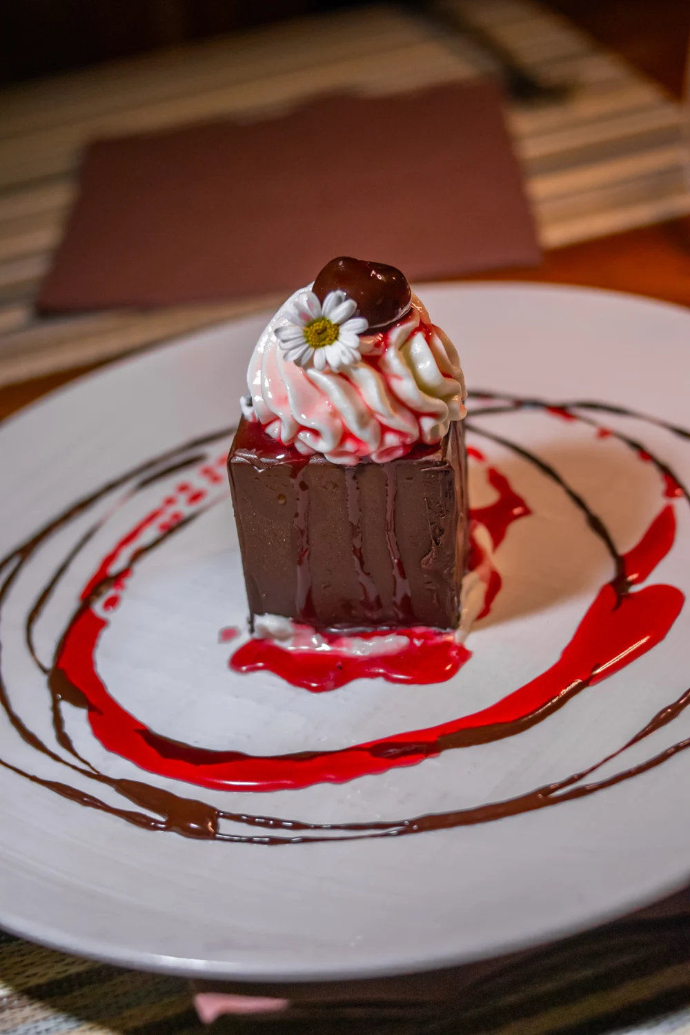 Cubo di Cioccolato con base di torta al cioccolato, ripieno di crema panna alla Vaniglia e amarene
