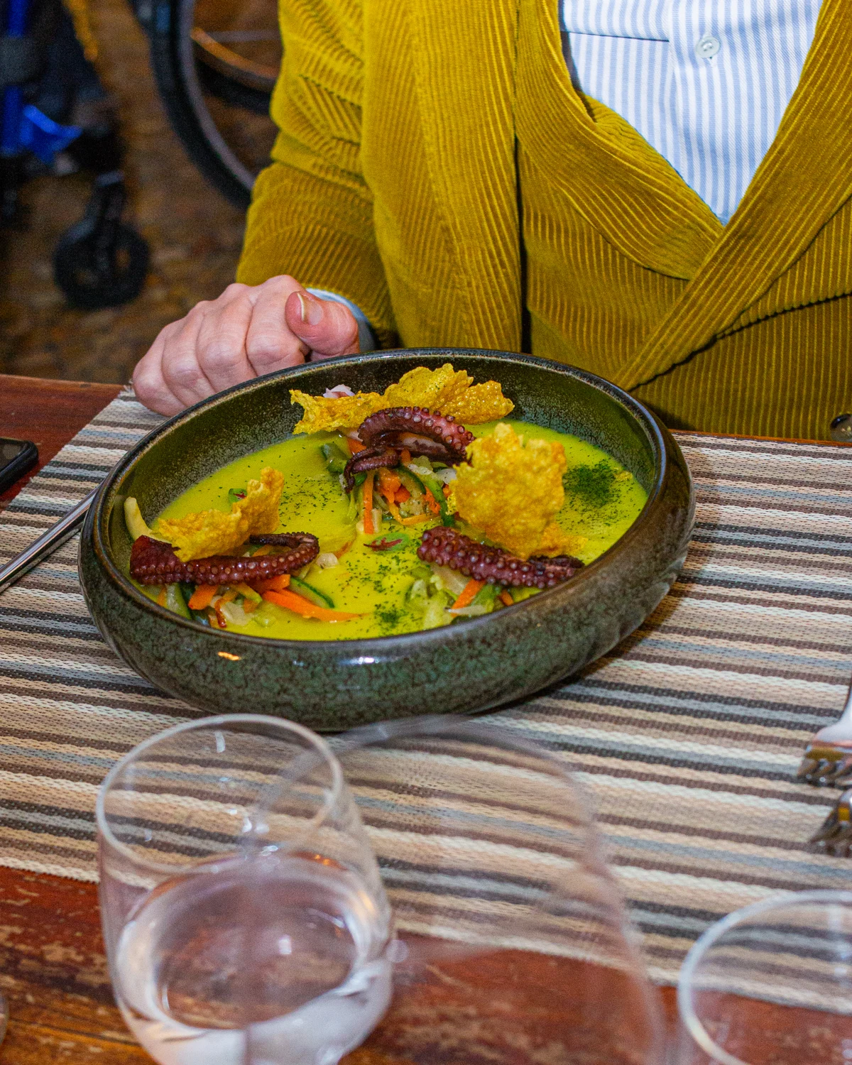 Polpo Scottato su Crema di Sedano Rapa, accompagnato da verdurine croccanti e chips di riso al curry