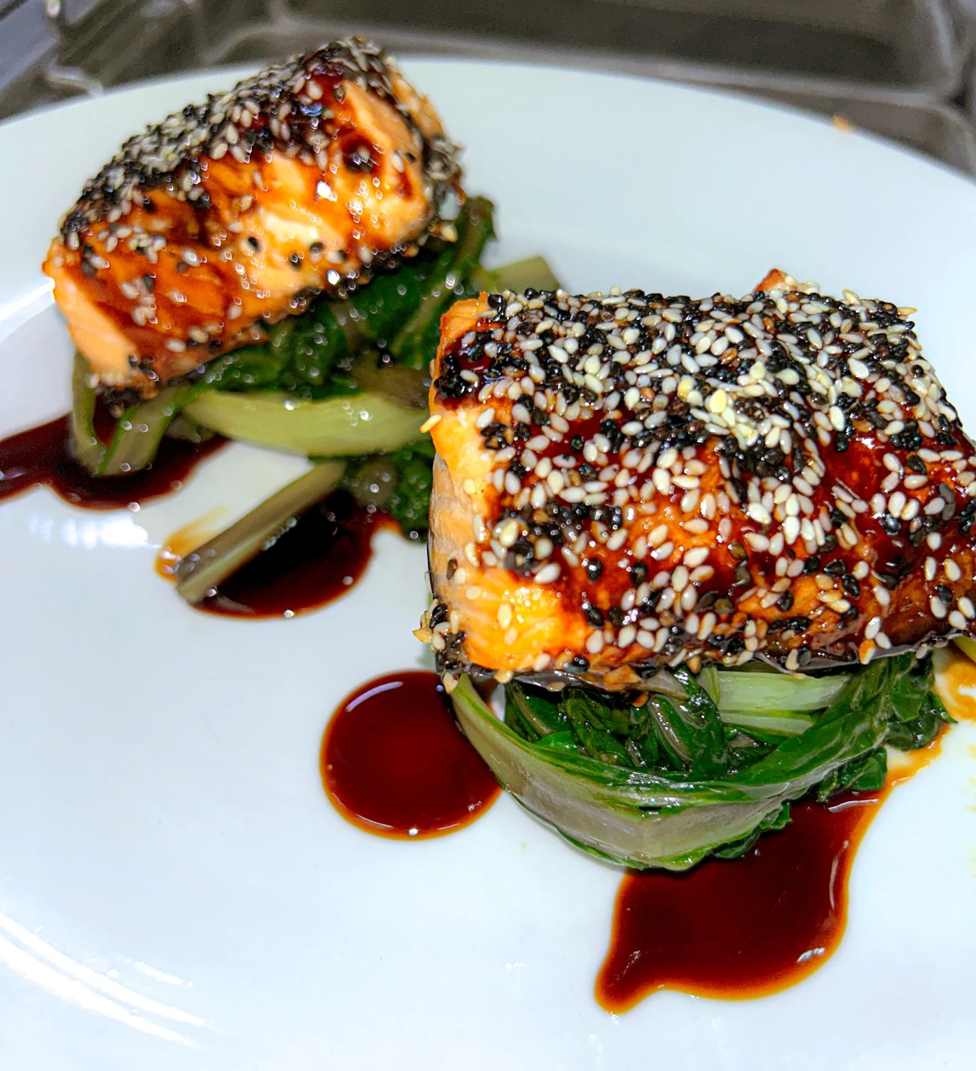 Salmone laccato con Salsa Teriyaki e Sesamo con verdure saltate