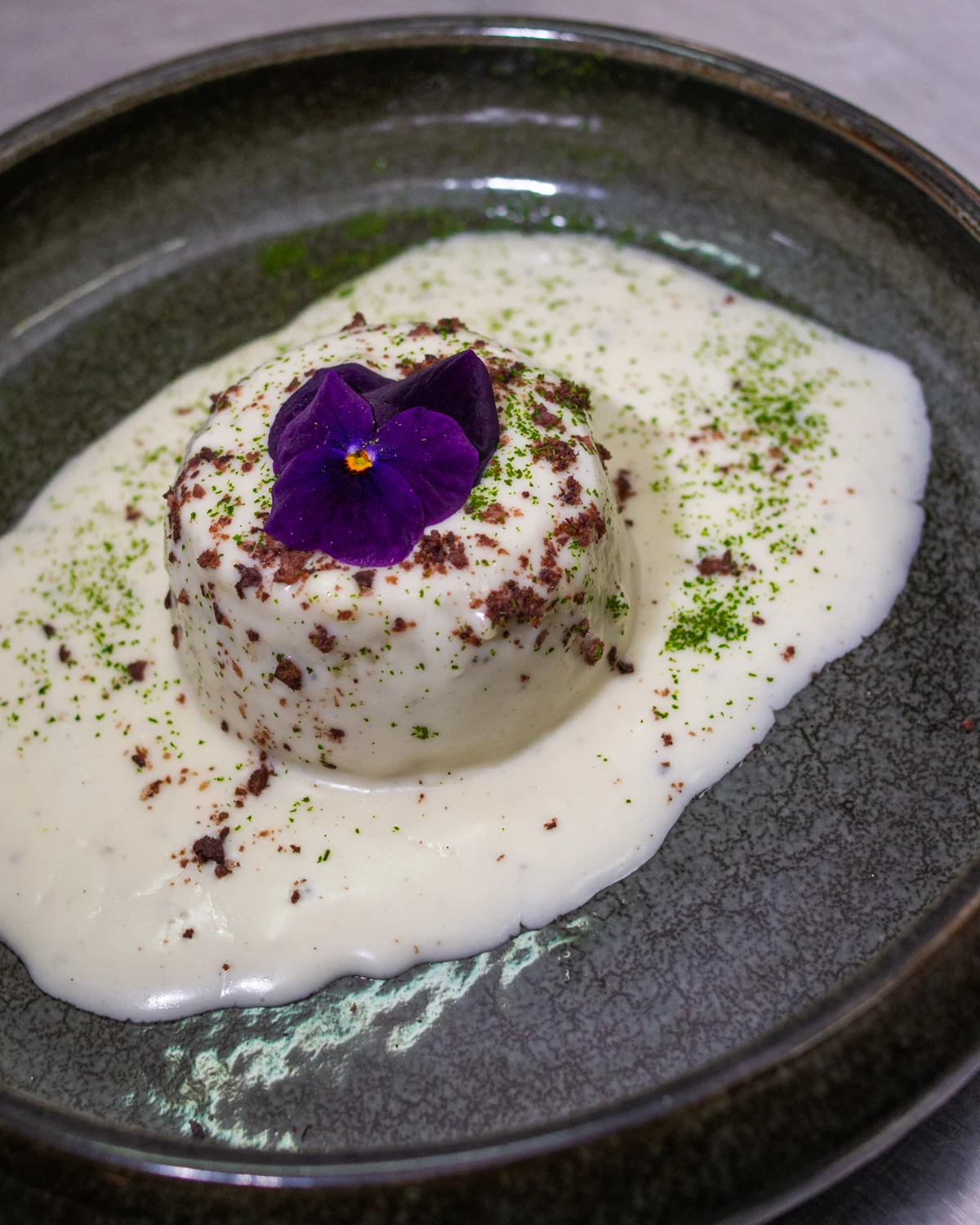 Flan di broccolo con fonduta di formaggio e crumble di olive