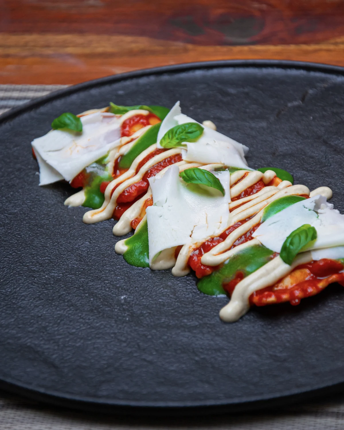 Ravioli ripieni di ricotta di Ganci, con crema di melanzana fritta, salsa di basilico