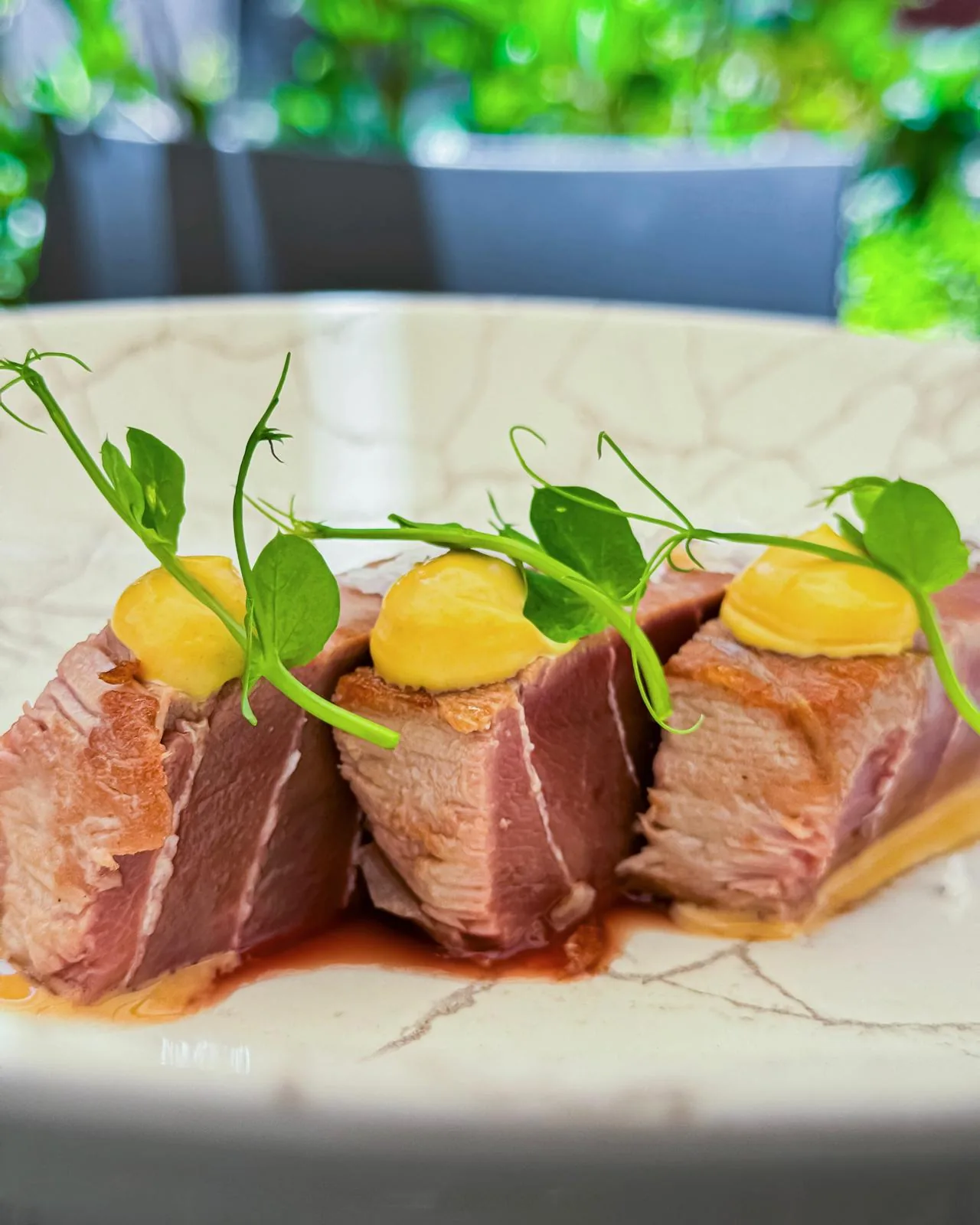 Tonno scottato con jus de viande, maionese allo zenzero e sale Maldon