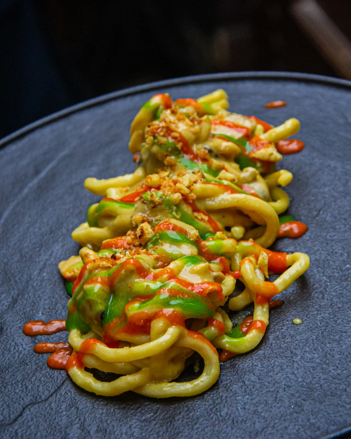 Tonnarelli con crema di ceci, salsa di datterino, riduzione di basilico, tartare di cozze e del pane panko tostato
