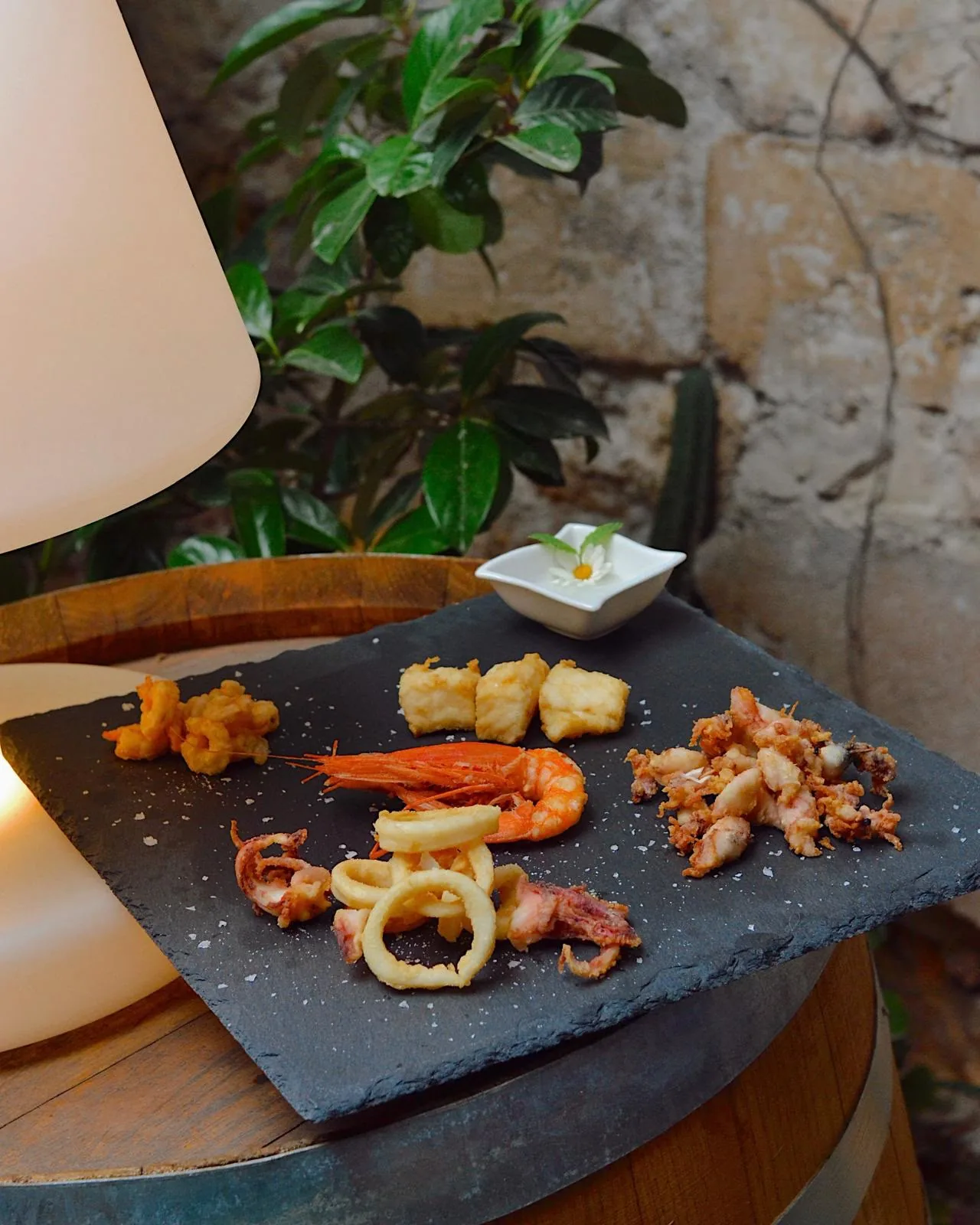 Frittura di calamari, gamberi, calamaretti e baccalà