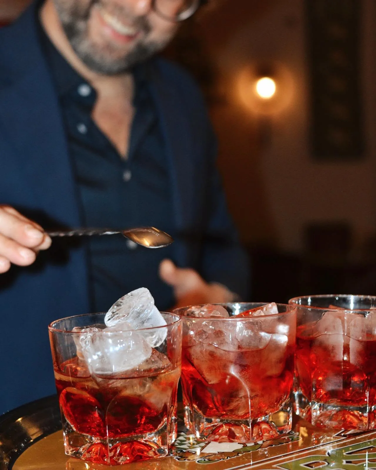Il barman prepara i cocktail