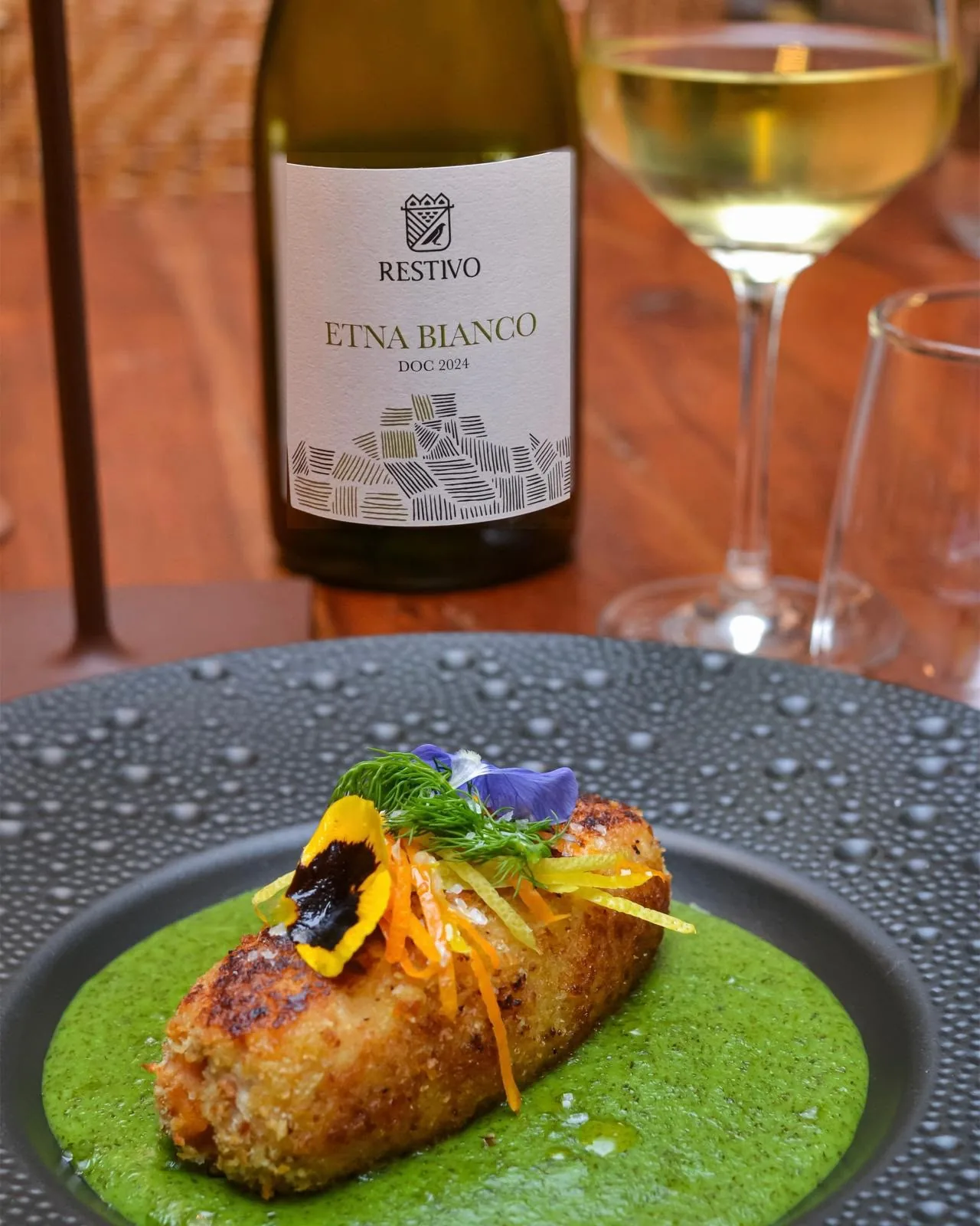 Crocchetta su salsa verde, con un calice di Etna Bianco