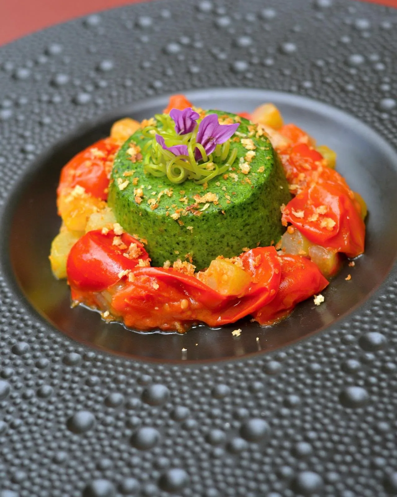 Sformato di verdure con pomodorini confit e pangrattato