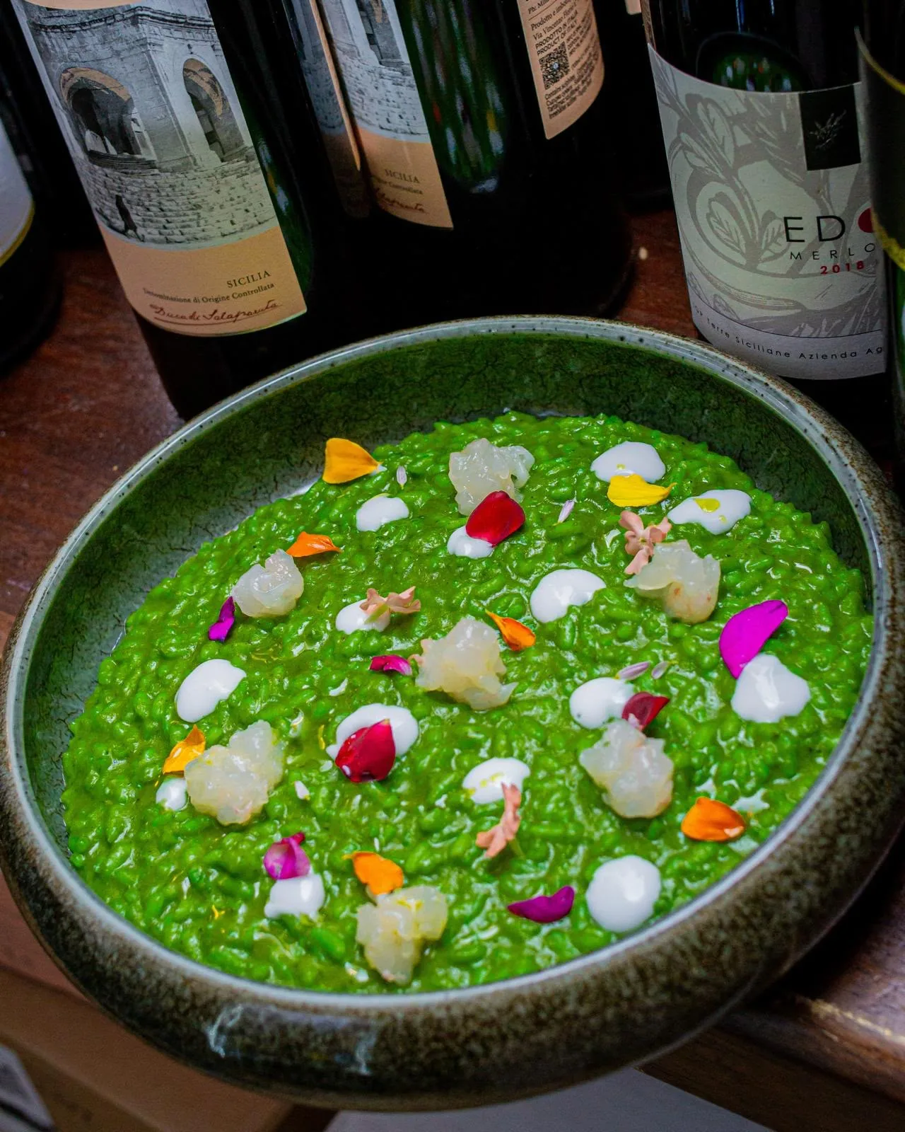 Risotto verde con tartare di gambero e fiori eduli