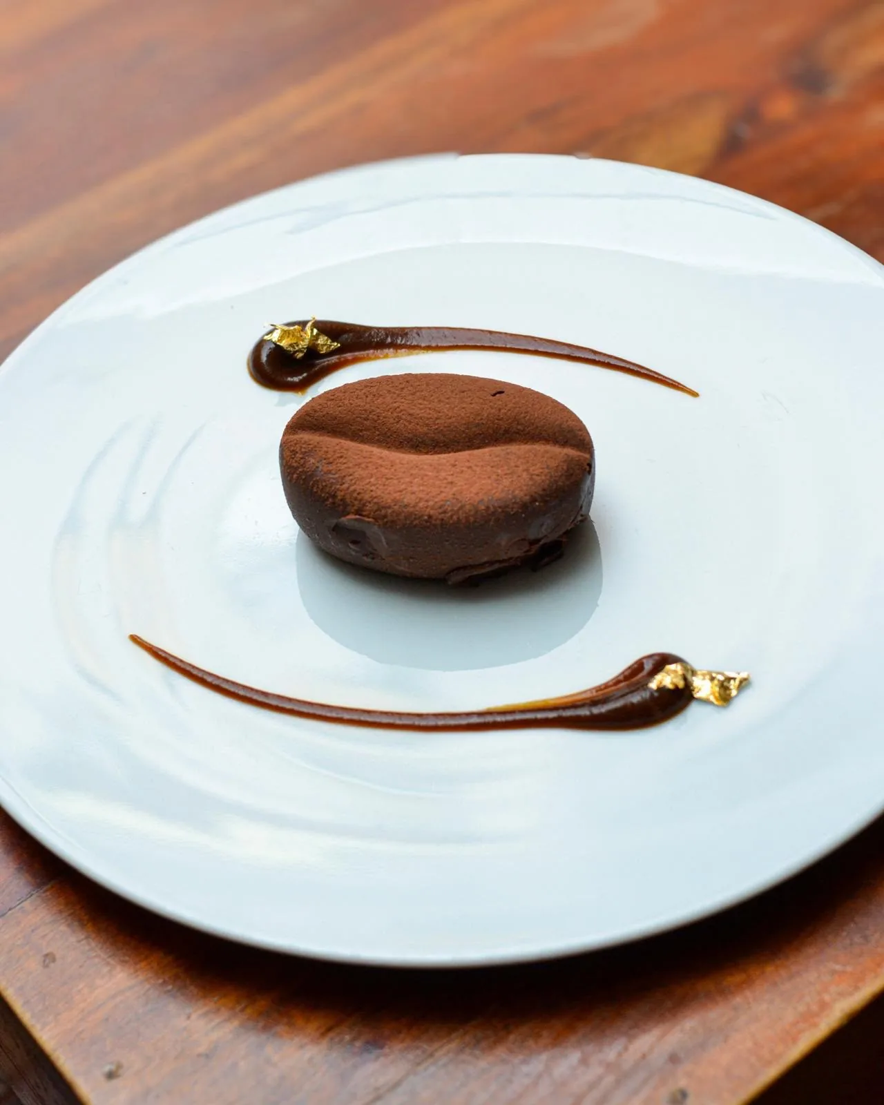 Tortino al cioccolato con caramello e foglia d’oro
