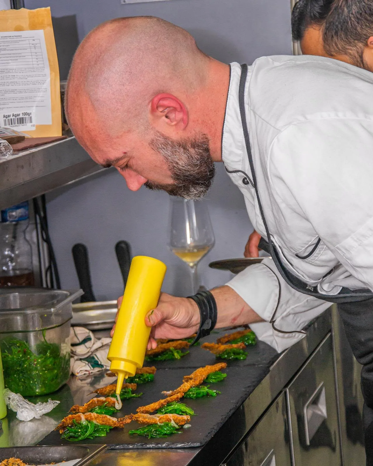 Lo chef impiatta le sarde crunch