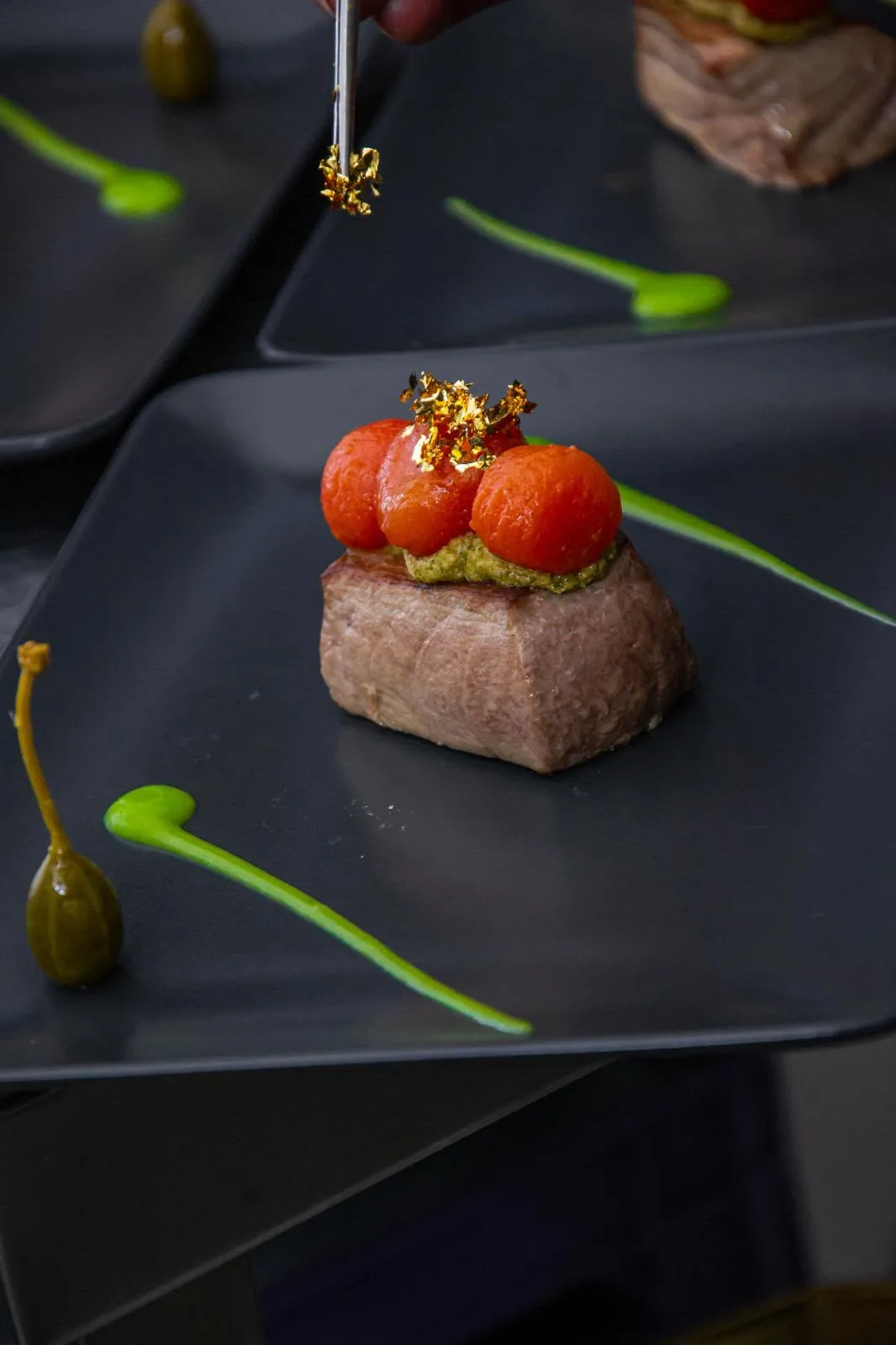 Tonno scottato con pomodorini e foglia d’oro