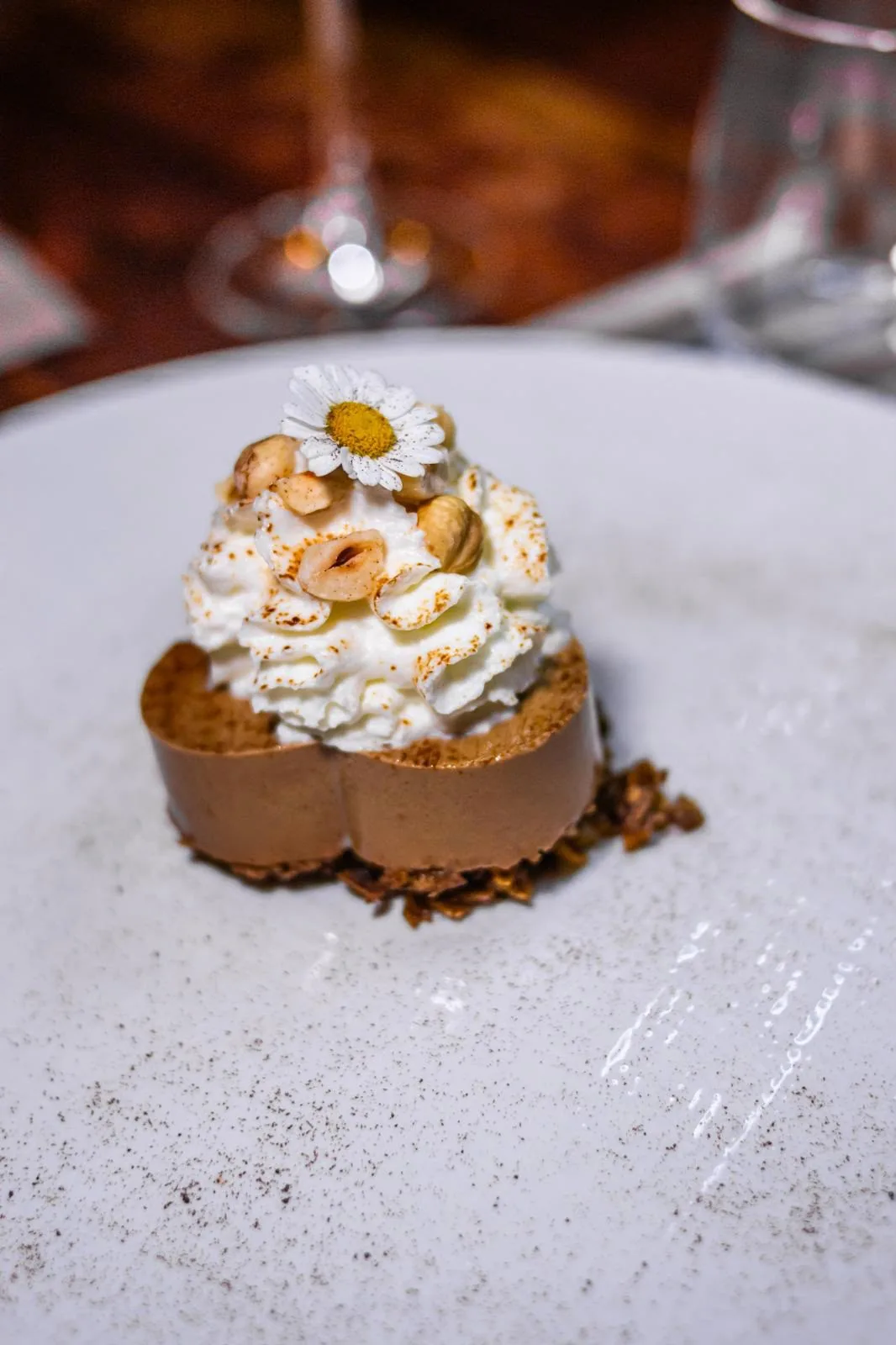 Dolce alla nocciola con panna