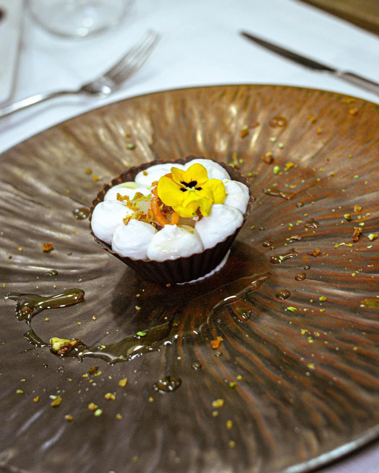 Cestino di cioccolato con crema e granella di pistacchio
