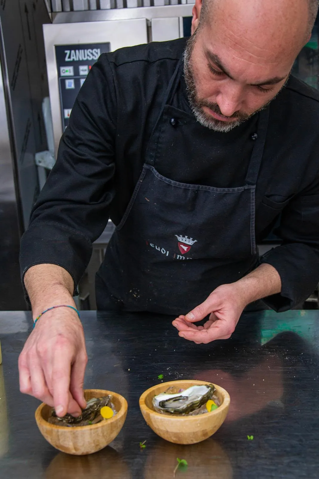 Lo chef prepara le ostriche