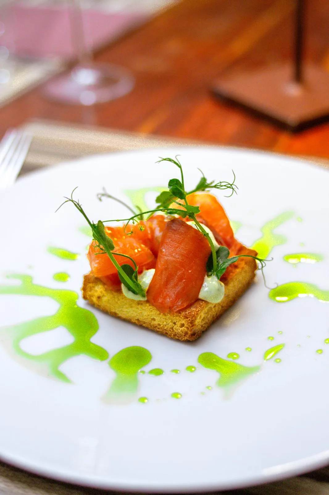 Crostino con salmone marinato