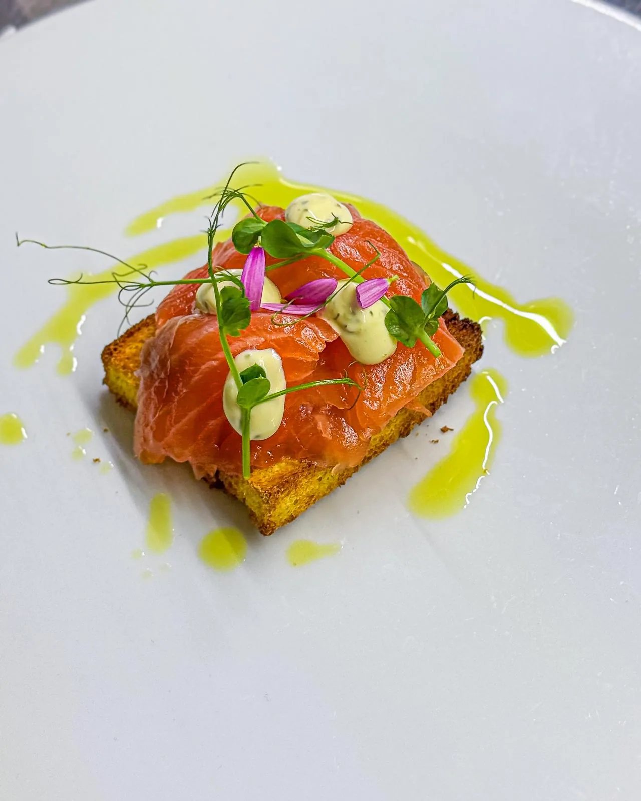 Salmone marinato su pan brioche