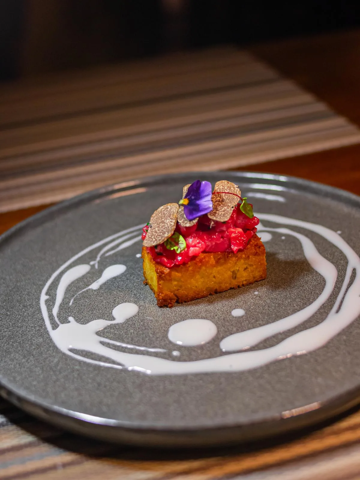 Tartare con tartufo su pane croccante
