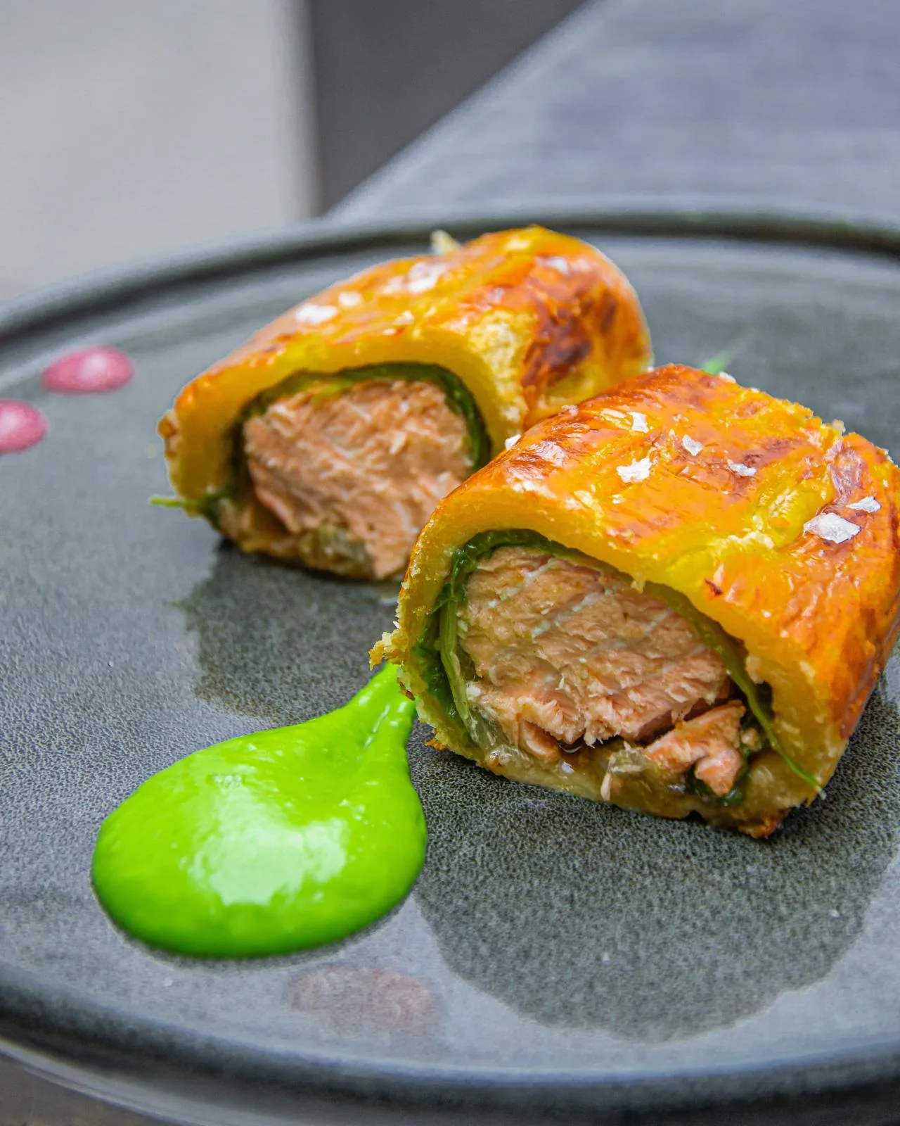 Salmone in crosta con salsa verde