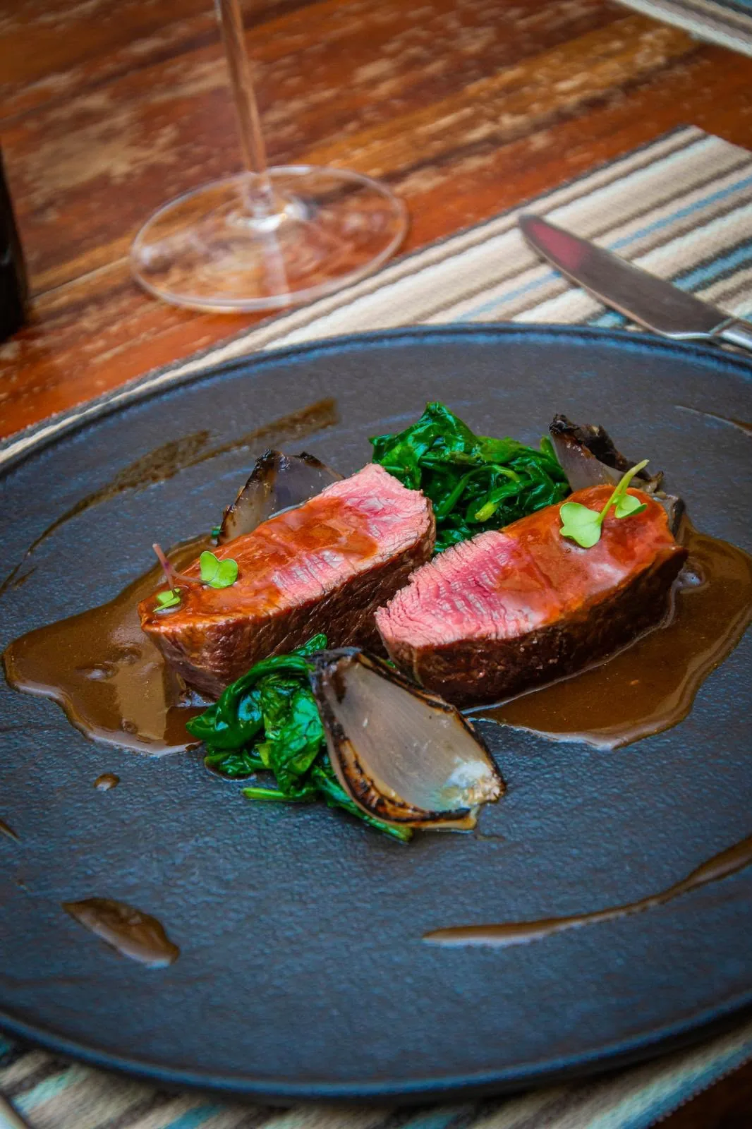 Filetto di manzo con spinaci e cipolla arrostita