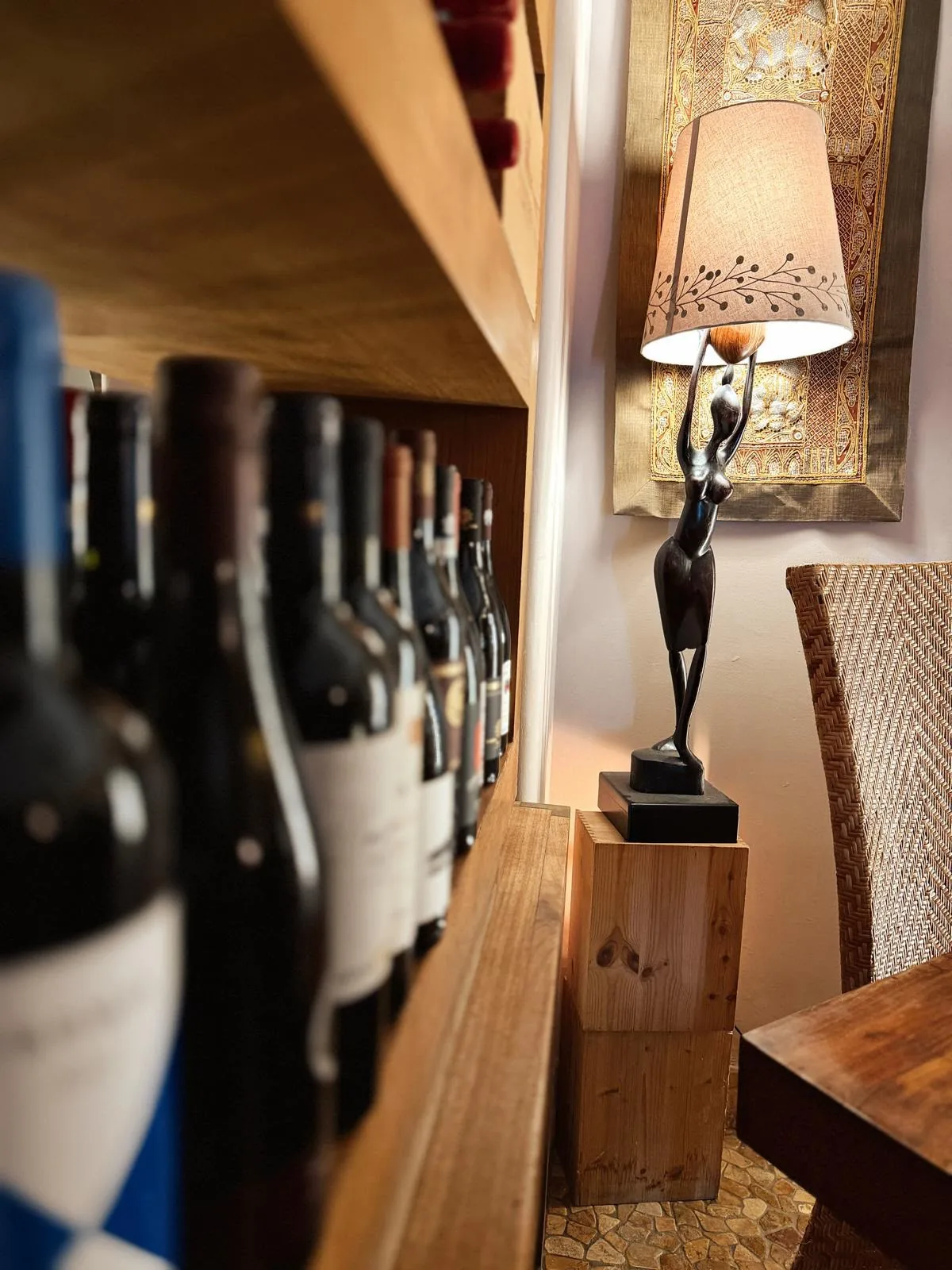 Un angolo della sala tra i vini