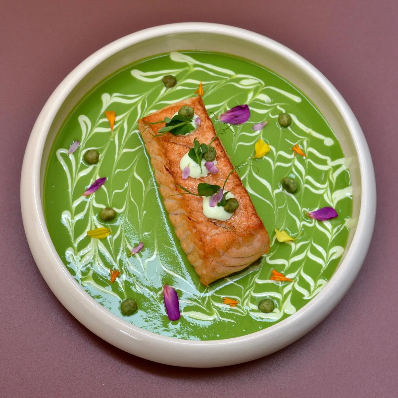 Salmone su crema di piselli